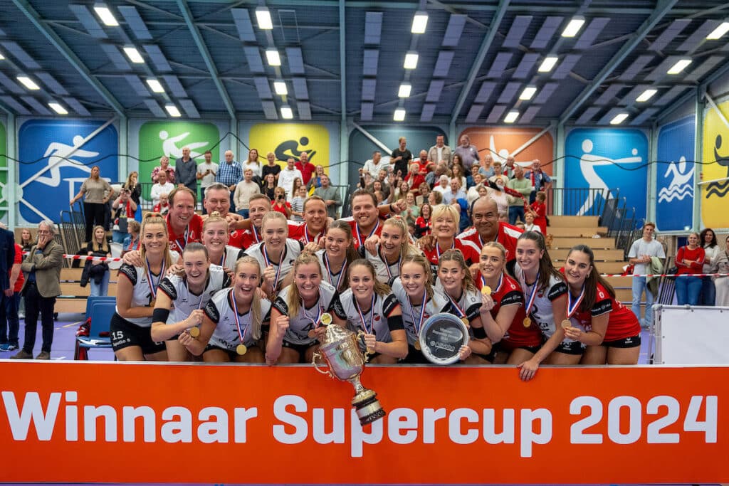 Apollo 8 celebrate the 3-0 win during Supercup Friso Sneek - Apollo 8 at Snekerhal, Sneek, Friesland, Netherlands on September 29 2024. Photo: Ronald Hoogendoorn